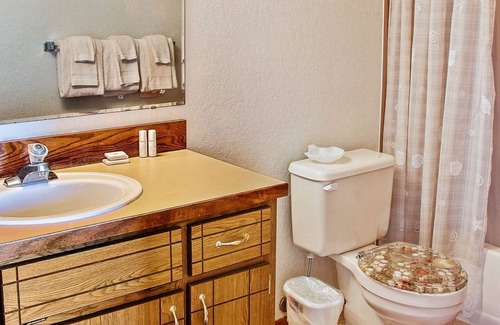Ocean Shores Condo | Beach Condo, Free Wi-Fi, Sunny, Bright with trail path to beach
