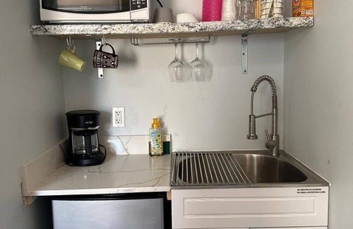 East Fort Lauderdale Cottage | Beach Cottage, 1 queen Bed+ Kitchenette, Free Parking, Walk to Ocean & Dining!