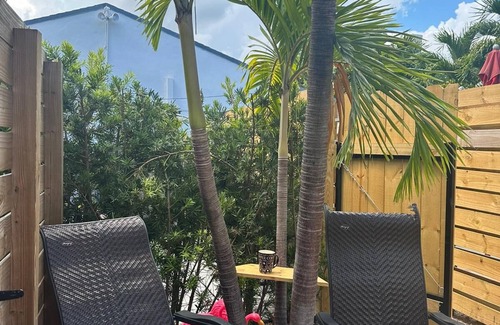 East Fort Lauderdale Cottage | Beach Cottage, 1 queen Bed+ Kitchenette, Free Parking, Walk to Ocean & Dining!