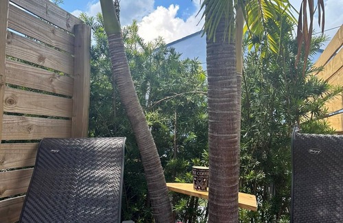 East Fort Lauderdale Cottage | Beach Cottage, 1 queen Bed+ Kitchenette, Free Parking, Walk to Ocean & Dining!
