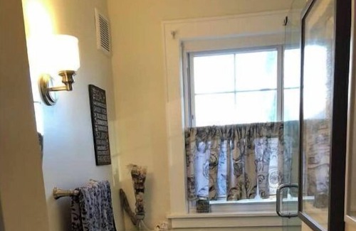 Westerly House | Beach cottage sleeps 6 great location close to Misquamicut