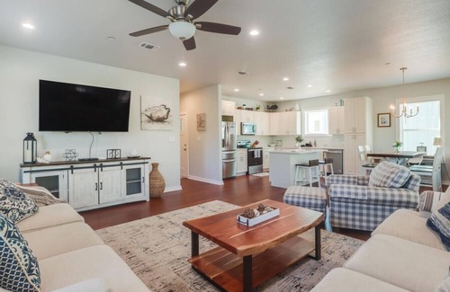 Long Beach House | Beach Daze|Sleeps 8| Coastal Escape|Family Friendly + Beach Views!