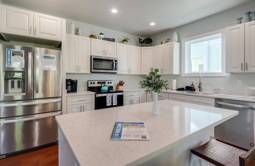 Long Beach House | Beach Daze|Sleeps 8| Coastal Escape|Family Friendly + Beach Views!
