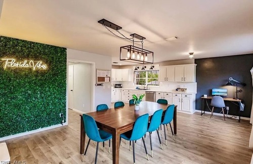 San Carlos Park House | Beach, dining nearby, close to airports. Book now!