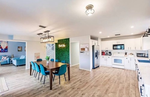 San Carlos Park House | Beach, dining nearby, close to airports. Book now!