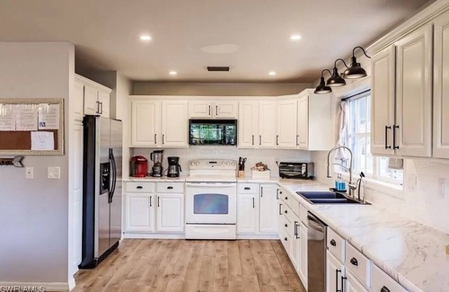San Carlos Park House | Beach, dining nearby, close to airports. Book now!