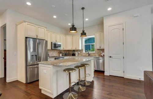 Gillespie Park House | Beach Downtown Pet-friendly @ The Park Home-635