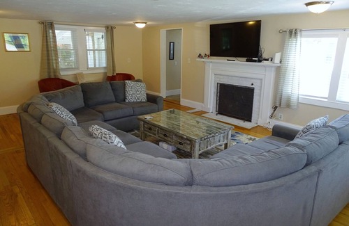 Dennis Port House | Beach family gateway, modern 5BR, walk to the beach, big yard, firepit
