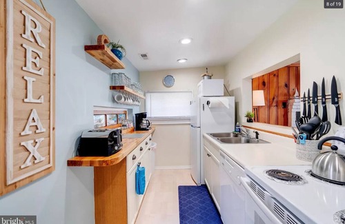 Rock Hall House | Beach Front Bungalow steps from the Chesapeake Bay located in Rock Hall MD.