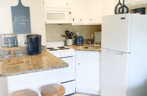 Galveston Condo | Beach Front Condo - beach and restaurants - just a walk away!