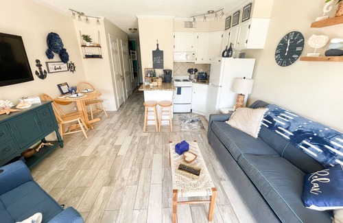 Galveston Condo | Beach Front Condo - beach and restaurants - just a walk away!