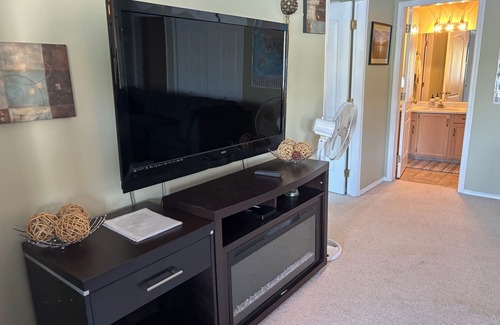 Central Okanagan Apartment | BEACH FRONT HOME PRIVATE HOT TUB