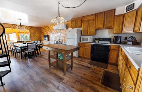 Menominee Cottage | Beach Front - Kayaks, RV, EV, Games + Amenities
