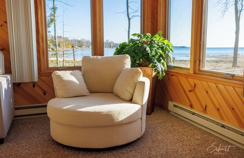 Menominee Cottage | Beach Front - Kayaks, RV, EV, Games + Amenities
