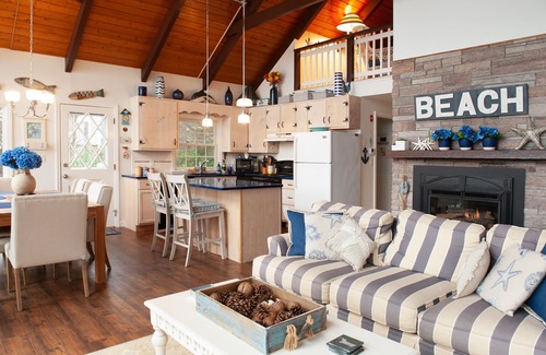 East Falmouth House | Beach Front on Beautiful Jenkins Pond, Quiet Area, nDiscounted off season rates!