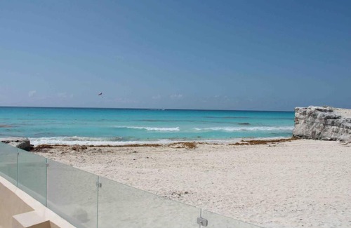 Punta Cancun Apartment | Beach Front Renewed Apartment