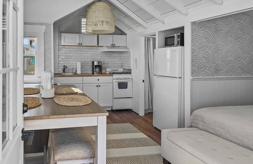 Dennis Port Cottage | Beach front studio with queen bed, grill, outdoor shower