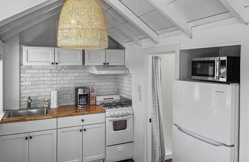 Dennis Port Cottage | Beach front studio with queen bed, grill, outdoor shower