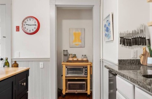 Manchester-by-the-Sea Apartment | Beach Getaway in Manchester-by-the-Sea Walk to Village, Train + Singing Beach!