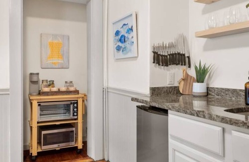 Manchester-by-the-Sea Apartment | Beach Getaway in Manchester-by-the-Sea Walk to Village, Train + Singing Beach!
