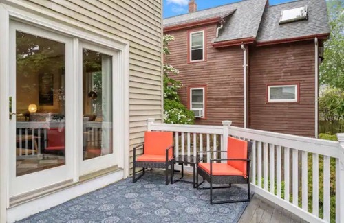 Manchester-by-the-Sea Apartment | Beach Getaway in Manchester-by-the-Sea Walk to Village, Train + Singing Beach!