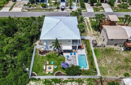 Marineland Acres House | Beach Hot Tub & Pool Getaway in Palm Coast walk or bike to the beach