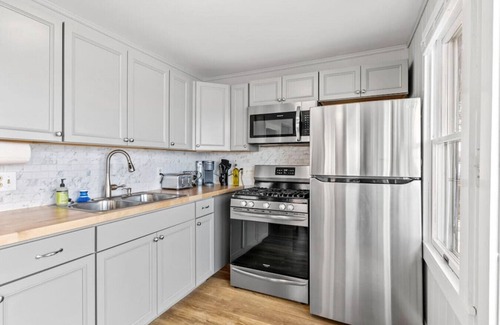 Colchester Cottage | Beach House · Beautiful Beachfront House, Close to Burlington!