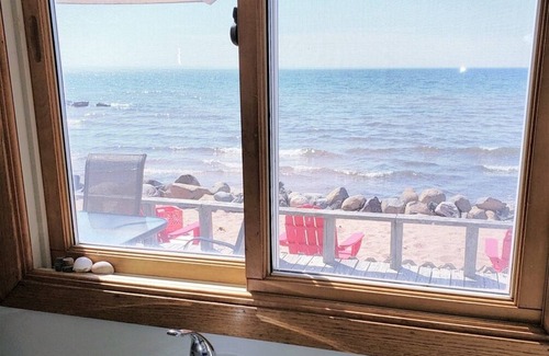La Pointe House | Beach House - Cottage right on Lake Superior with Amazing Sunrises!