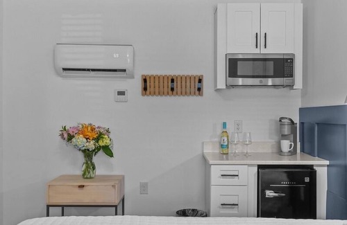 Yaupon Beach Hotel | Beach House OKI - Queen Room in hotel on Oak Island, North Carolina