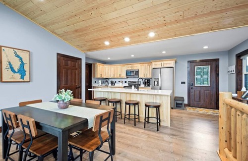 New Lisbon House | Beach House on Lake w/Game Room, WI Dells 30 min