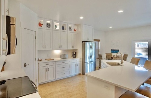 Kiska Beach House | Beach House with Hot Tub - 21yo & UP