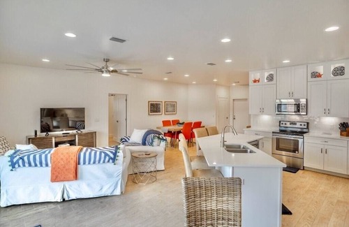 Kiska Beach House | Beach House with Hot Tub - 21yo & UP