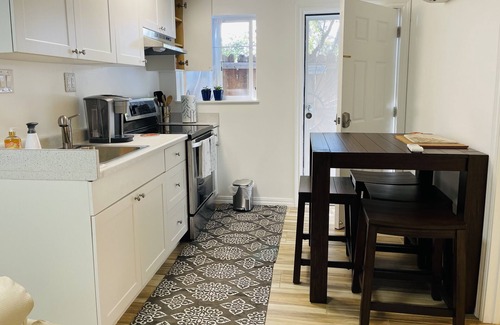 Eastern Honolulu House | Beach house water front 2 beds, full kitchen ,washer & dryer