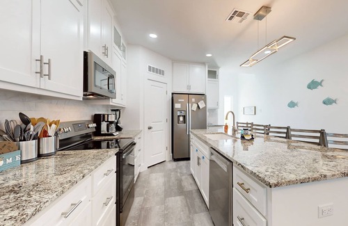Bella Vista House | Beach house with full kitchen, W/D & access to community pool