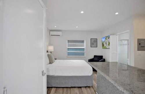 Hendricks and Venice Isles Apartment | Beach Isles Modern Studio Apartment in Fort Lauderdale with Patio