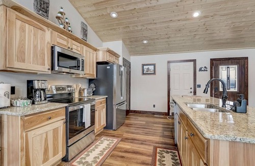 New Lisbon House | Beach Lake Cottage with Hot Tub