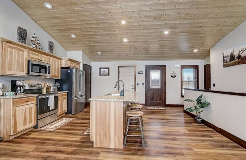 New Lisbon House | Beach Lake Cottage with Hot Tub