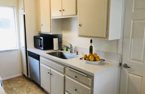 Sawtelle Apartment | Beach Life in West LA minutes from Santa Monica beach ,Venice, Malibu, UCLA,SMC