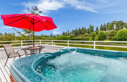 Coupeville House | Beach Lookout Retreat by AvantStay Rooftop Views