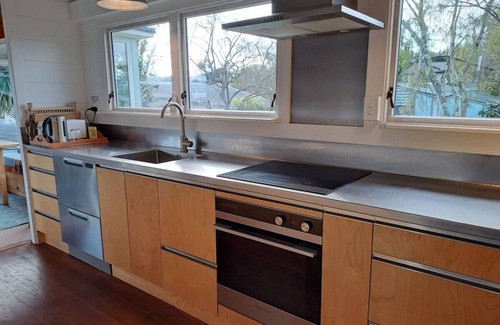 Waitahanui House | Beach Magic - Large Lakeside home with WiFi