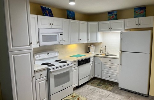 Fort Pierce Condo | Beach Paradise! Relaxation, Sports, Beach, Food and Drinks! all in the Village!