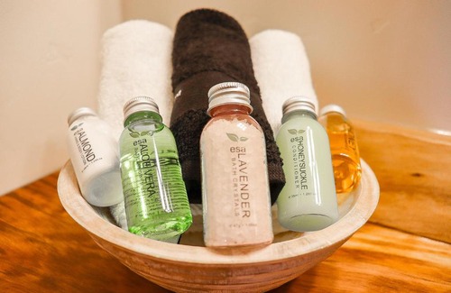 Gold Beach Hotel | Beach Pea Suite at The Wildflower Inn