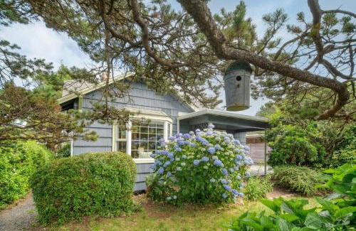 Arch Cape House | Beach Pines Bungalow by AvantStay Classic Cottage Steps to the Beach w Private Yard