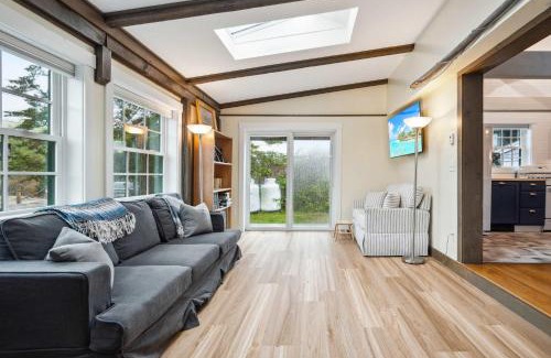 Newbury House | Beach Plum Cottage Steps to Beach Loft AC