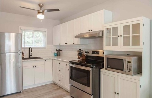 Sauble Beach Cottage | Beach Retreat - 2 min walk to the Beach 2 min walk to main street