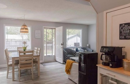 Sauble Beach Cottage | Beach Retreat - 2 min walk to the Beach 2 min walk to main street