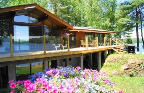 Tudor and Cashel Apartment | Beach Retreat & Great Privacy