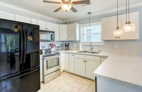 St. James House | Beach Retreat | Grill, Porch, 1mi to Shoreline