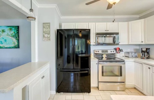 St. James House | Beach Retreat | Grill, Porch, 1mi to Shoreline