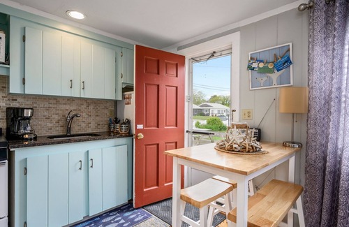 Dennis Port Condo | Beach Retreat II with pool, patio, walk to beach